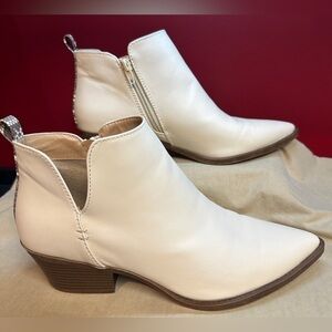 Time and Tru Ivory Faux Leather 2” Heel Pointed Toe Ankle Booties Women’s Sz 10